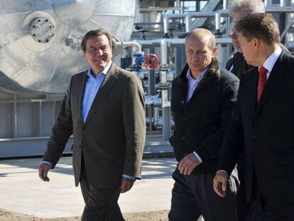 El primer ministro ruso Vladimir Putin (centro), y el Director ejecutivo de Gazprom, Alexei Miller (derecha) en septiembre de 2011 acompañan al entonces canciller alemán Gerhard Schroeder (izquierda) durante la inauguración del oleoducto Nord Stream.