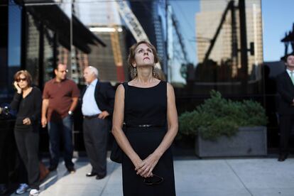 Una mujer rinde homenaje a las víctimas a las puertas del World Trade Center.