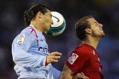 Soldado, a la derecha, lucha por un balón con Placente.