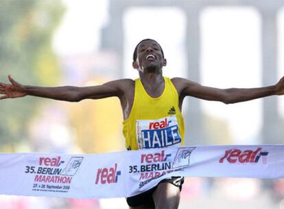 Haile Gebreselassie, tras cruzar la meta en la Puerta de Brandenburgo.