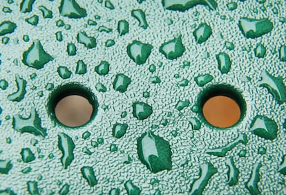 Gotas de lluvia en la silla de un árbitro de la pista 19 de Wimbledon.