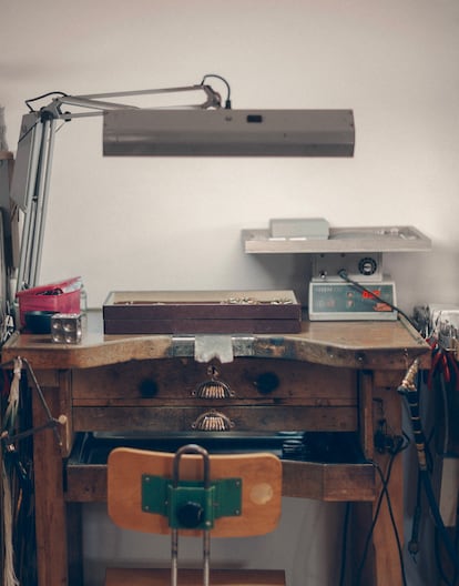 Un rincón de la tienda-estudio, donde Helena también se realiza el ensamblado y el engastado de muchas de las piezas.