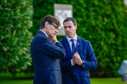 El presidente de la Generalitat de Cataluña, Salvador Illa, junto al lehendakari, Imanol Pradales (derecha). 