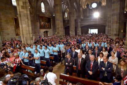 Los jugadores del Athletic de Bilbao durante la ofrenda de la Supercopa a la Virgen de Begoña