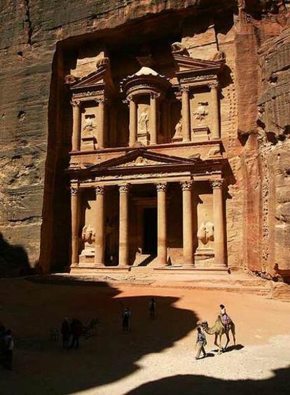 Fachada helenística del templo del Tesoro, la imagen por la que los turistas se enamoran de Petra.