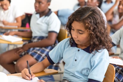 Alumnos toman clase en una escuela de Cali, en Colombia.