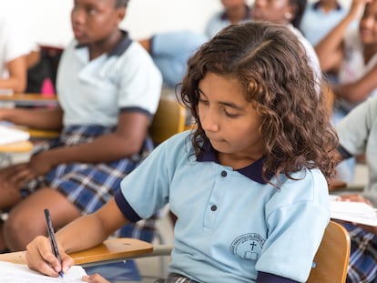 Alumnos toman clase en una escuela de Cali, en Colombia.