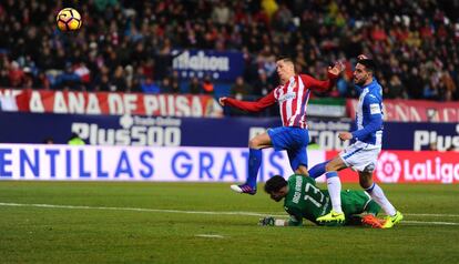 Torres pica por encima de Herrerín y marca el segundo gol del Atlético.
