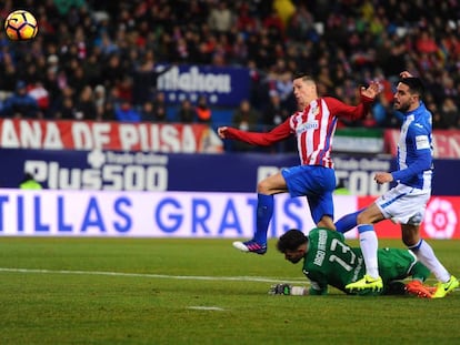 Torres pica por encima de Herrer&iacute;n y marca el segundo gol del Atl&eacute;tico.