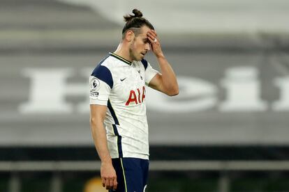 Bale se lamenta tras el empate del West Ham en el descuento.
