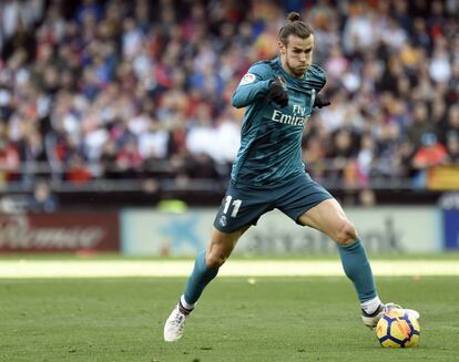 Bale durante el partido ante el Valencia en Mestalla.