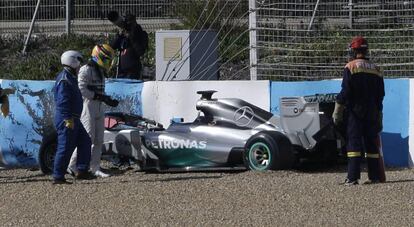 El británico Lewis Hamilton tras sufrir un accidente con el nuevo monoplaza W05 en sus ensayos en el Circuito de Jerez (Cádiz).