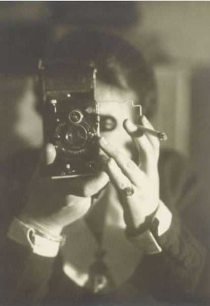 Con esta obra, Germaine Krull, 'Autorretrato' (1925), se afianzó como la fotógrafa más rompedora. El cigarrillo entre los dedos, las joyas, el vestido, eran insólitos para la época.