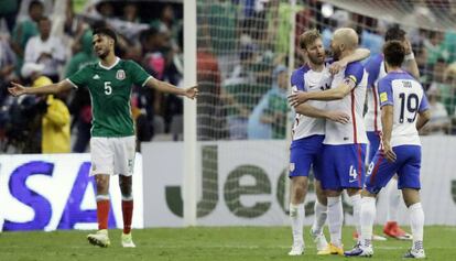 Reyes se lamenta tras el gol de Michael Bradley