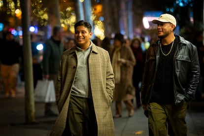 Un par de amigos peruanos pasea este jueves por las calles del distrito de Salamanca.