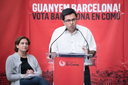Gerardo Pisarello, amb Ada Colau, en un acte de Barcelona en Comú.