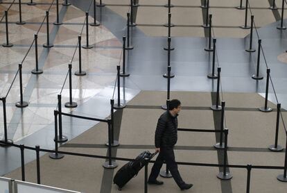 Un viajero solitario se dirige directamente al puesto de control de seguridad en el aeropuerto de Denver.