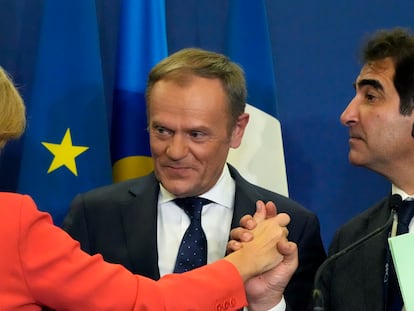El jefe del Partido Popular Europeo y expresidente del Consejo Europeo, Donald Tusk (en el centro), este jueves en París.