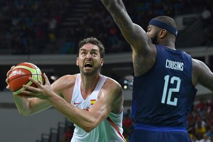 Pau Gasol (i) es bloqueado por DeMarcus Cousins.