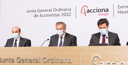 Rafael Mateo, consejero delegado de Acciona Energía; José Manuel Entrecanales, presidente, y Jorge Vega Penichet, secretario del consejo, hoy en la junta.