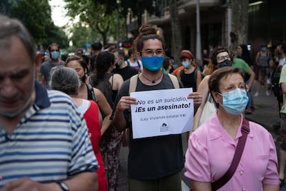Varias personas se concentran delante de la Delegación del Gobierno de Cataluña en Barcelona, el 15 de junio de 2021, en contra de los desahucios, a raíz  del suicidio de un hombre cuando iba a ser desahuciado. 