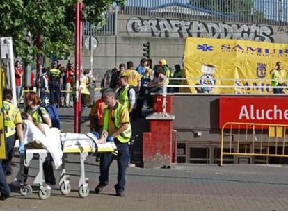 El Samur montó un hospital de campaña durante dos horas para atender a los 57 pasajeros que sufrieron algún golpe o crisis de ansiedad tras el choque de trenes.