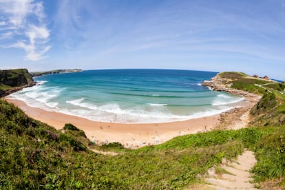 Los Locos, Cantabria. Suances no podía faltar en este listado y su playa de los Locos debería tener un puesto de honor en la libreta de viajes, ya sea para aprender a practicar surf en sus olas limpias y poderosas o para deleitarse con los productos locales de Cantabria. Olas todos los días del año y opciones para los surfistas más avezados sitúan a esta villa como uno de los lugares más icónicos de la escena cántabra. 