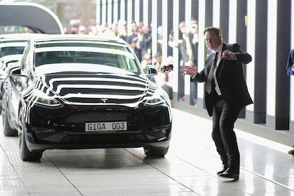 Elon Musk gesticula en la inauguración de la fábrica de Tesla en  Gruenheide, Germany, en 2022.