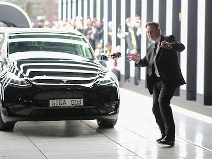 Elon Musk gesticula en la inauguración de la fábrica de Tesla en  Gruenheide, Germany, en 2022.