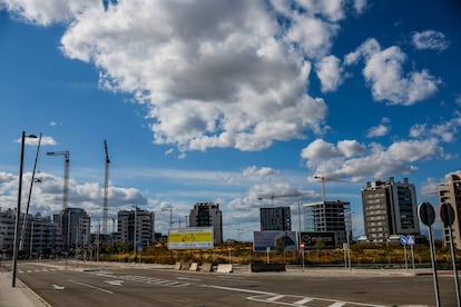 Construcción de viviendas en un barrio de las afueras de Madrid, el pasado octubre.