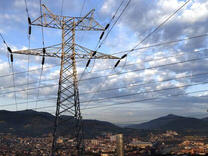 Una torre de transporte de energía perteneciente a red eléctrica, con la ciudad de Bilbao al fondo.