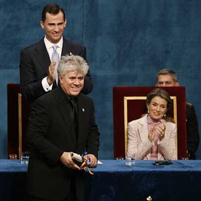 Un sonriente Pedro Almodovar, tras recibir el premio, ante la mirada y el aplauso de don Felipe y doña Letizia.