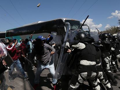 Estudiantes de Ayotzinapa se enfrentan con miembros de la Guardia Nacional en la caseta de cobros de Palo Blanco (Guerrero).