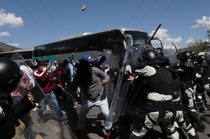 Estudiantes de Ayotzinapa se enfrentan con miembros de la Guardia Nacional en la caseta de cobros de Palo Blanco (Guerrero).