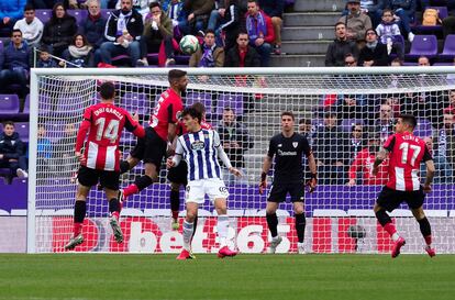 Yeray Álvarez (i2), del Athletic, disputa un balón Enes Unal (c), del Real Valladolid.