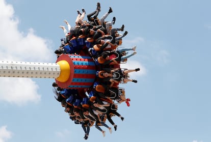 Un grupo de jóvenes se divierte en un parque de atracciones durante la celebración del Eid al-Fitr, que marca el final del mes sagrado del Ramadán,en Estambul (Turquía).