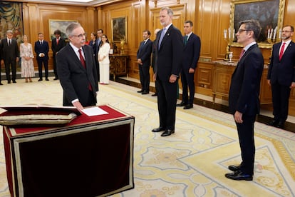 El nuevo vocal del Consejo General del Poder Judicial Bernardo Fernández jura o promete ante el rey Felipe VI y el ministro de la Presidencia, Justicia y Relaciones con las Cortes del Gobierno, Félix Bolaños (derecha).