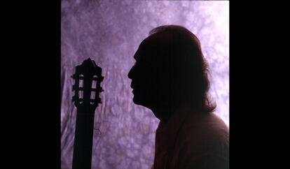 Retrato a contraluz de Paco de Lucía con su guitarra el 1 de septiembre de 1994.