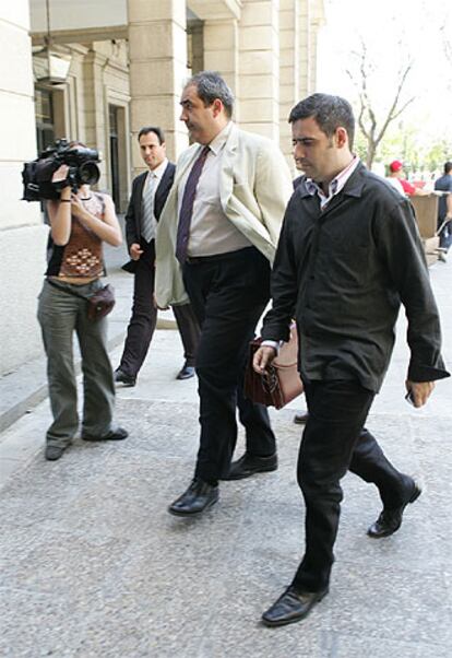 Francisco Fernández (con un maletín), ayer, a su llegada a la sede de la Fiscalía de Sevilla.