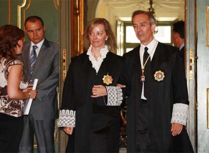 La magistrada Clara Martínez de Careaga, con su padrino, José Luis Calvo.