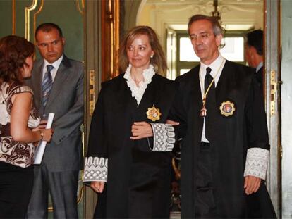 La magistrada Clara Martínez de Careaga, con su padrino, José Luis Calvo.