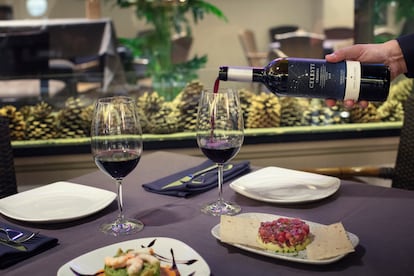 Ya sea a la Sierra de Guadarrama (con parada en el restaurante Sala, en la foto), a Asturias o al Valle de Arán, el enoturismo sabe mejor descorchando una buena botella de Celeste Crianza.