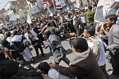 Policías de paisano se enfrentan a manifestantes contra el Gobierno en Sanaa.