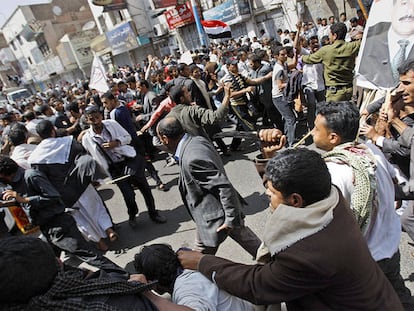 Policías de paisano se enfrentan a manifestantes contra el Gobierno en Sanaa.
