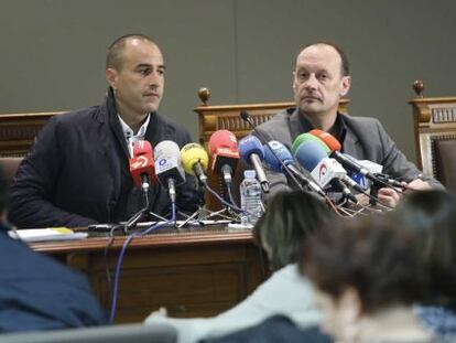 Los abogados de presos de ETA Aiert Larrarte y Alfonso Zenón, durante la rueda de prensa que han ofrecido en San Sebastián.
