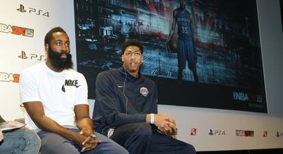 Harden y Davis, en Madrid durante la presentaci&oacute;n de un videojuego. 