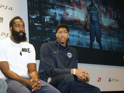 Harden y Davis, en Madrid durante la presentaci&oacute;n de un videojuego. 