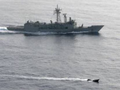 La fragata de guerra española Victoria durante la liberación del carguero de bandera noruega Bow Saga, atacado por un grupo de piratas somalíes en el Golfo de Adén, en las costas del cuerno de Africa. EFE/Archivo
