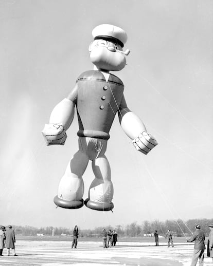 Un gigantesco muñeco hinchable de Popeye en Central Park de Nueva york durante los años 30 por el desfile del día de Acción de Gracias. 