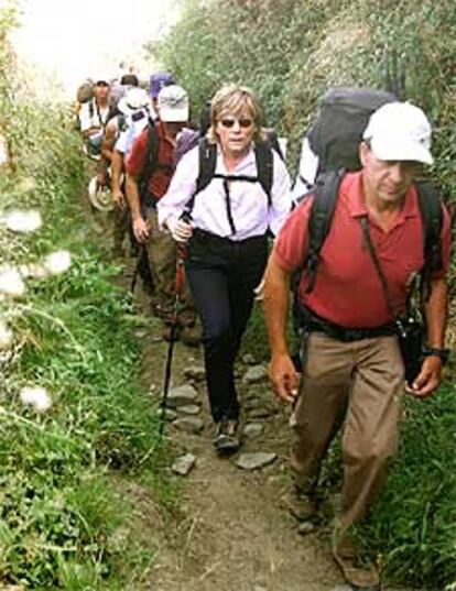 La ministra de Educación, Pilar del Castillo, durante la ascensión al Mulhacén con los jóvenes de la Ruta Quetzal.